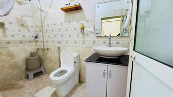 Kamar Keluarga, pemandangan kota | Kamar mandi | Shower dan handuk