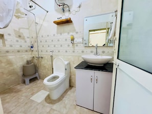 Chambre Familiale, vue ville | Salle de bain