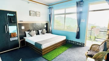 Habitación familiar, vistas a la ciudad | Escritorio y wifi gratis