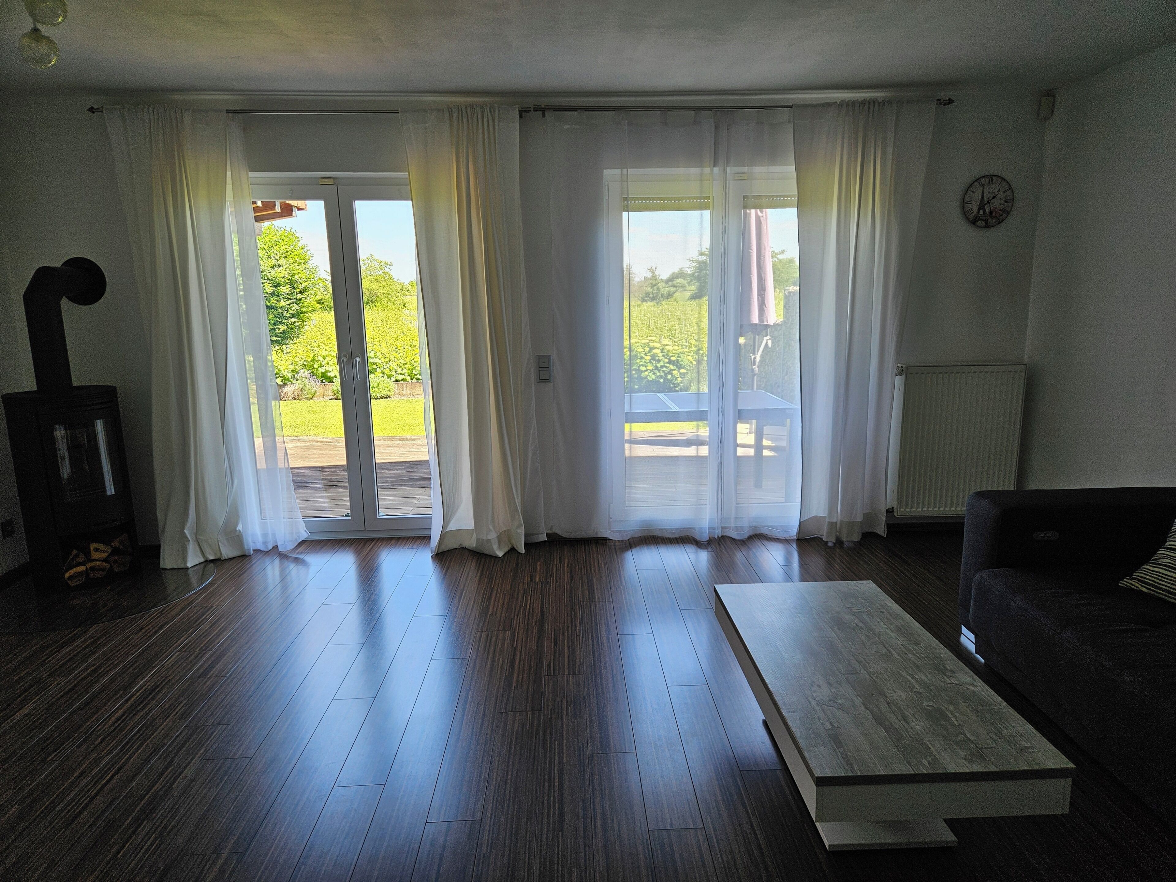 Smart-TV, Kamin, Bücher