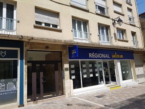 A building with a storefront labeled 'RÉGIONAL INTERIM.' - Furnished F3 apartment in city center (Châteauroux)