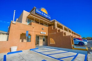 A Day & Night Inn with a parking lot and an office entrance. - 2 Queen Bed|Smk|Day & Night Inn (Hesperia CA)