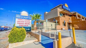 Een Day & Night Inn met een bord waarop familiekamers, jacuzzi-kamers, een koelkast-magnetron en gratis Wi-Fi staan.