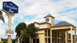 The Executive Inn with a sign indicating HBO weekly rates for free breakfast.