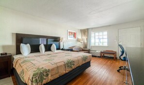 Room - Queen Bed with Kitchenette Non - Smoking (Port Lavaca)
