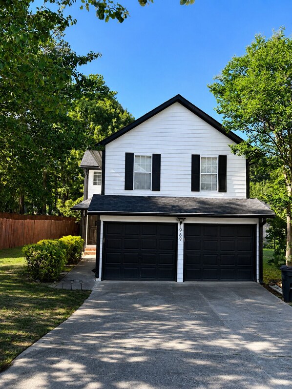 Exterior - Cozy 3BR Home Minutes from Airport & Downtown (Atlanta)
