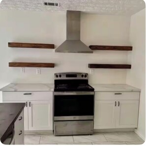 Private kitchen - Cozy 3BR Home Minutes from Airport & Downtown (Atlanta)