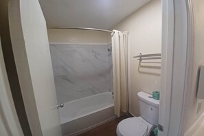 Bathroom - 2 Queen Beds Non-Smoking (Port Lavaca)