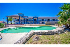 Pool - 2 Queen Accessible Smoking (Port Lavaca)