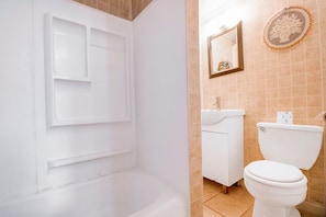 Un baño con bañera, lavabo e inodoro.