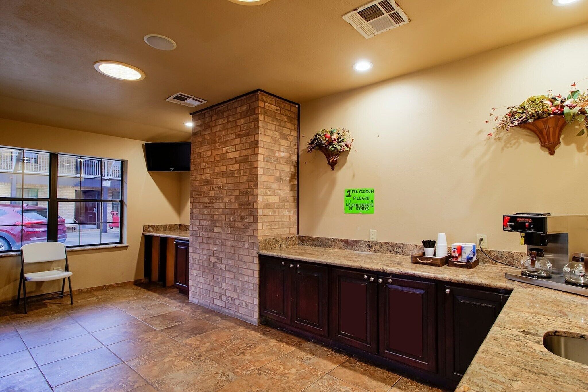 Coffee/tea maker, fridge, microwave