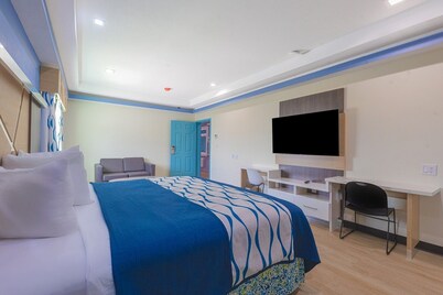 King Bed with Kitchenette Non-Smoking