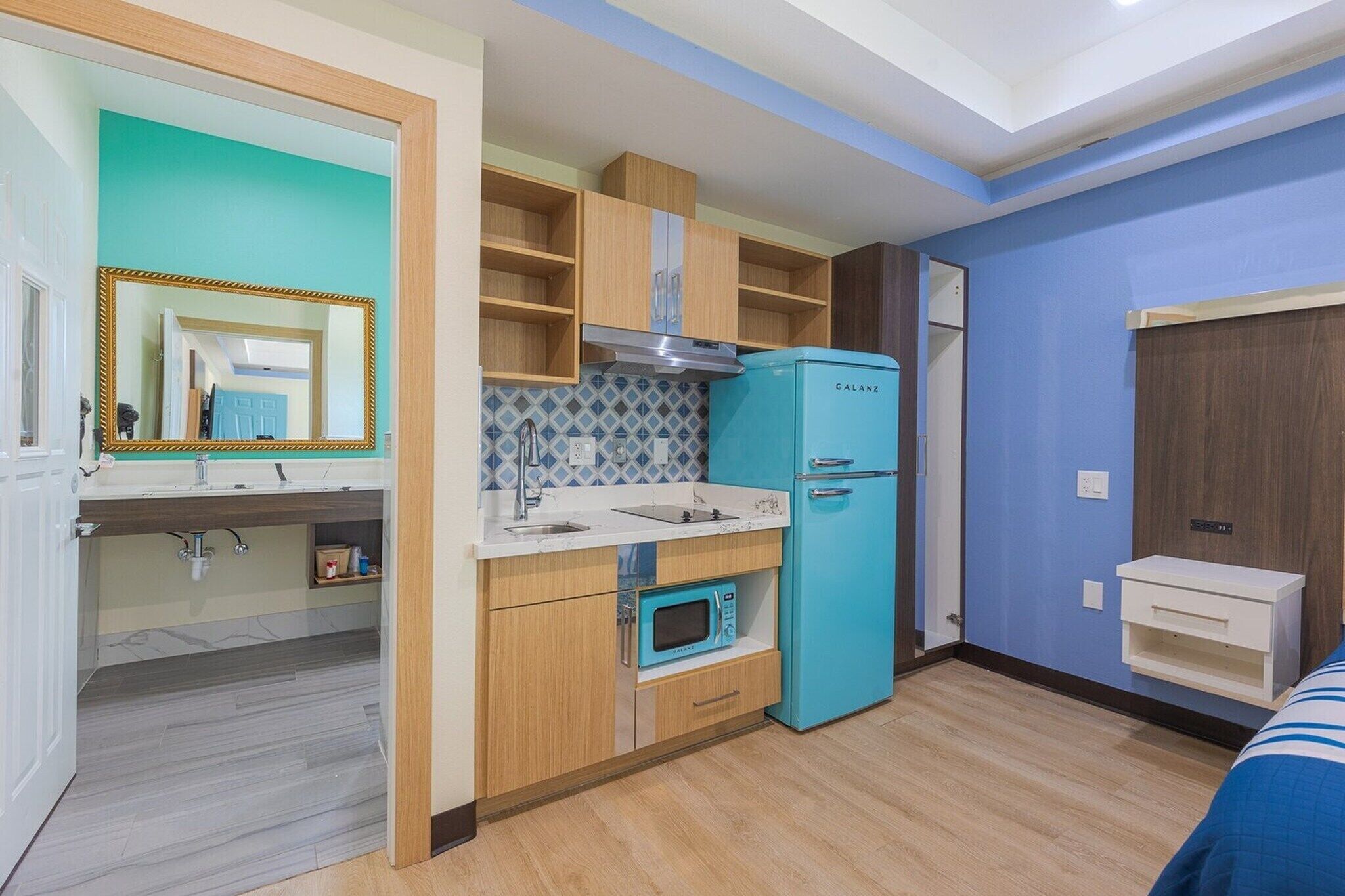 Fridge, microwave