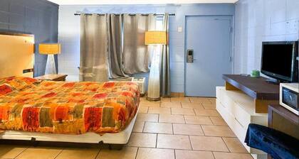 King Bed Smoking | Albany