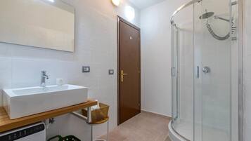 Dusche, Haartrockner, Handtücher