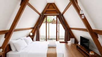 Quarto com cama grande, vigas de madeira, televisão e janela.