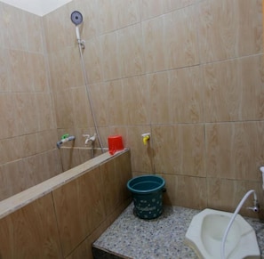 Quarto casal standard | Banheiro | Chinelos 