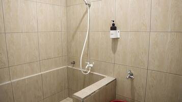 Junior Family | Bathroom | Shower, hair dryer, slippers, towels