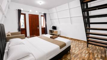 Cortinas blackout, tabla de planchar con plancha y ropa de cama