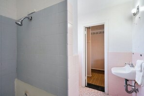 Bathroom - 2 Full Beds with Kitchenette (Alpine TX)