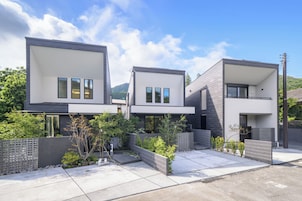 Un edificio residencial moderno con techo plano, ventanas grandes y diseño minimalista.