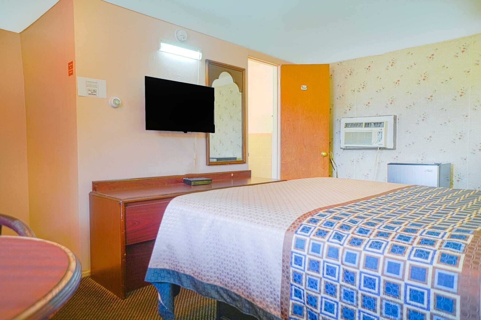 Queen Bed | Non Smoking - Michigan