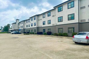 Property grounds - Queen Bed with Kitchenette Non-Smoking (Beaumont TX)