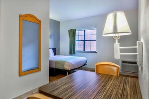 Room - Queen Bed with Kitchenette Non-Smoking (Beaumont TX)