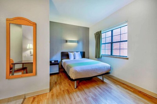 Queen Bed with Kitchenette Non-Smoking