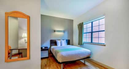 Queen Bed with Kitchenette Non-Smoking