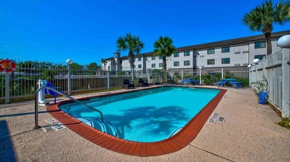 Pool - Queen Bed with Kitchenette Smoking (Beaumont TX)