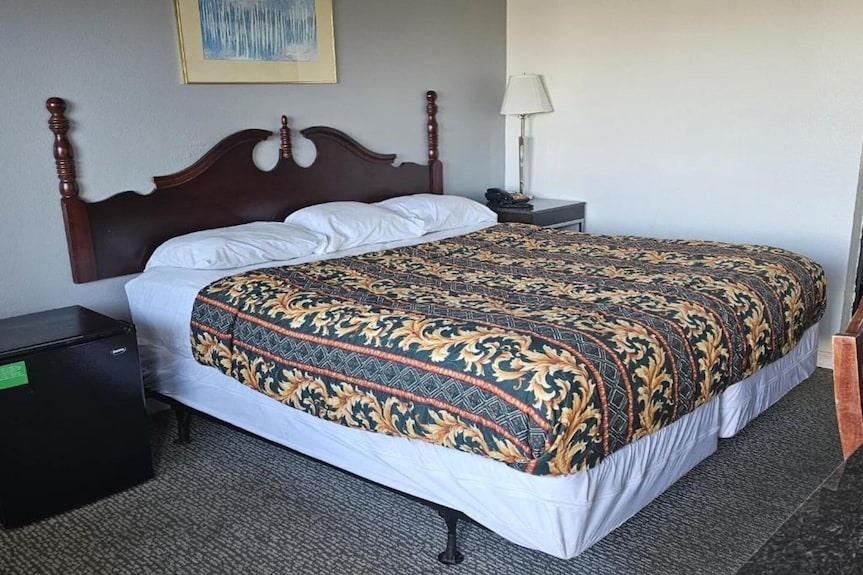 Queen Bed Non-smoking - Ohio