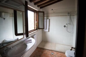 Bathroom - Monacianello -Fontebelvedere wine estate (Ponte A Bozzone)