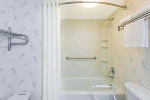 Bathroom - 2 Full Bed|Smoking|Ashland, VA (Ashland, VA)