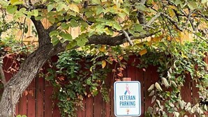 Een houten hek met een bordje dat aangeeft Veteranen Parkeerplaats.