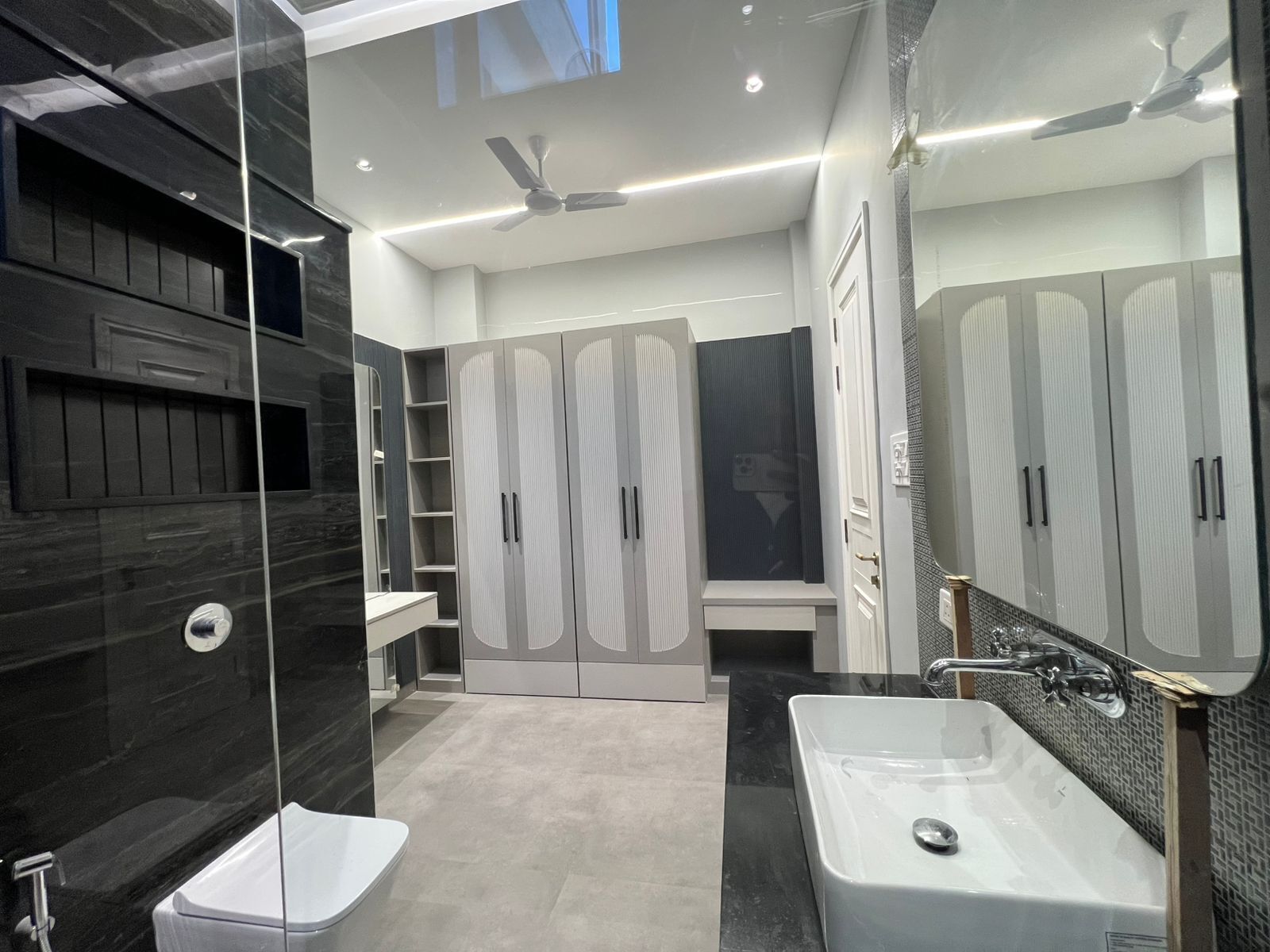 Deluxe-Zimmer | Badezimmer | Dusche, kostenlose Toilettenartikel, Handtücher, Seife