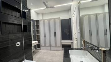 Deluxe-Zimmer | Badezimmer | Dusche, kostenlose Toilettenartikel, Handtücher, Seife