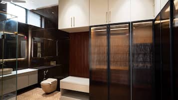 Deluxe Room | Bathroom | Shower, free toiletries, towels, soap