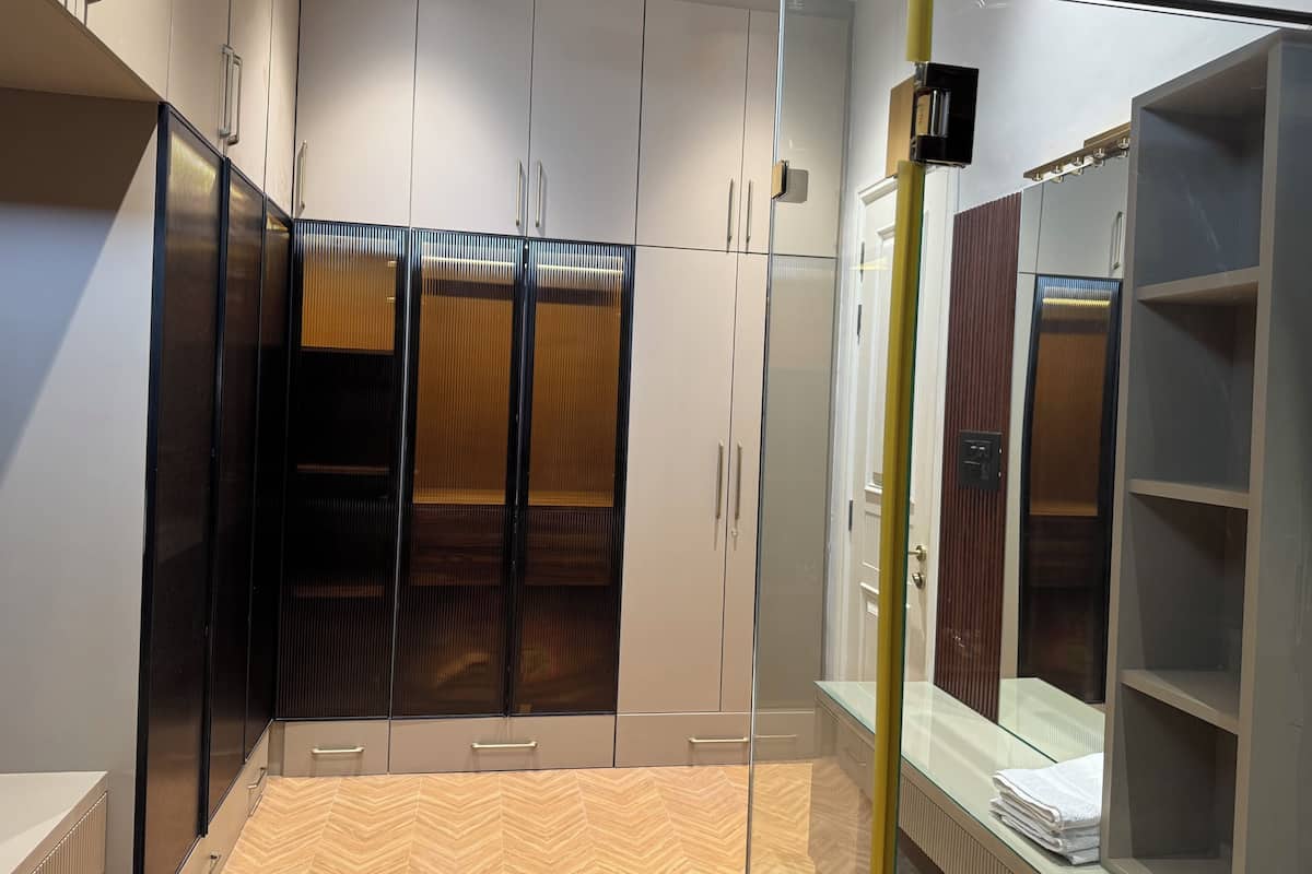 Habitación ejecutiva, vista al jardín | Baño | Regadera, amenidades de baño gratuitas, toallas, jabón
