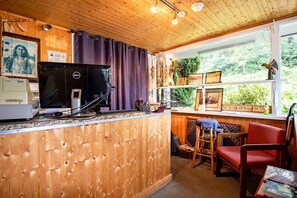 Un interior de madera con un escritorio, computadora y sillas.