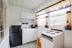 Kjøleskap, mikrobølgeovn og kaffetrakter/tekoker