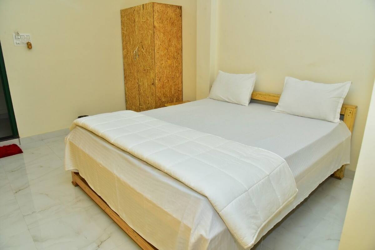 Family Room | Desk, free WiFi