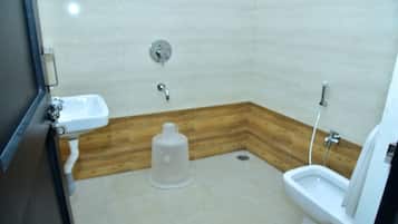 Standard Double Room | Bathroom | Shower, towels, soap, shampoo