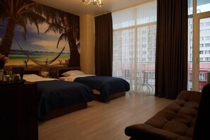 Habitación Confort con 2 camas individuales, balcón, vista a la ciudad | Escritorio, insonorización, tabla de planchar con plancha y wifi gratis 