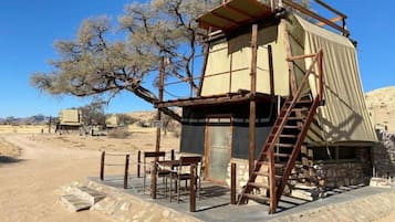 Chalet superior, vista al desierto | Restaurante al aire libre