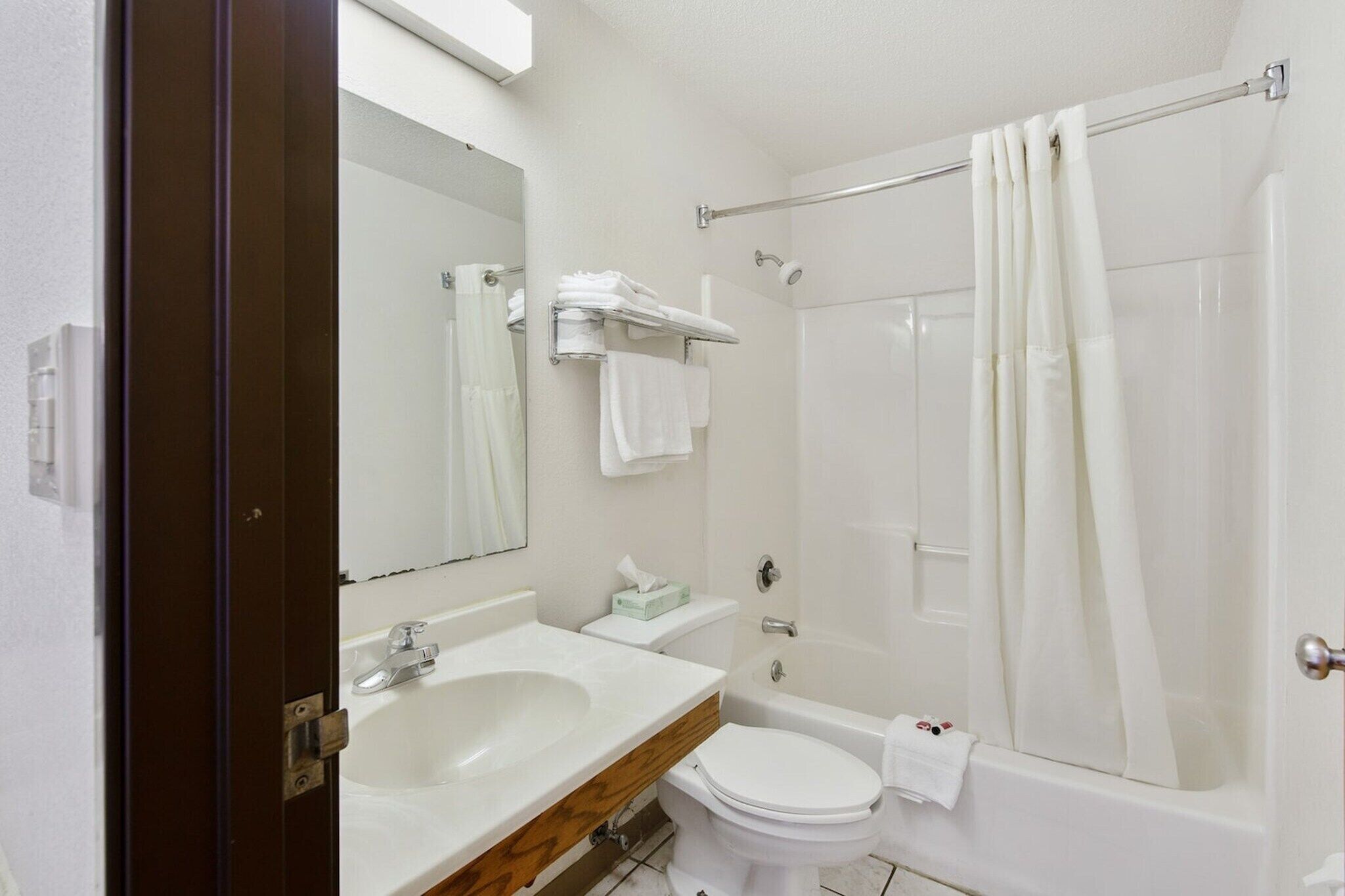 Un baño con lavamanos, inodoro y ducha.