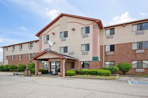 Exterior - 2 Full Bed | Non-Smoking (Portage)
