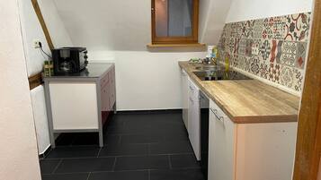 Frigorífico, horno, placa de cocina y cafetera o tetera
