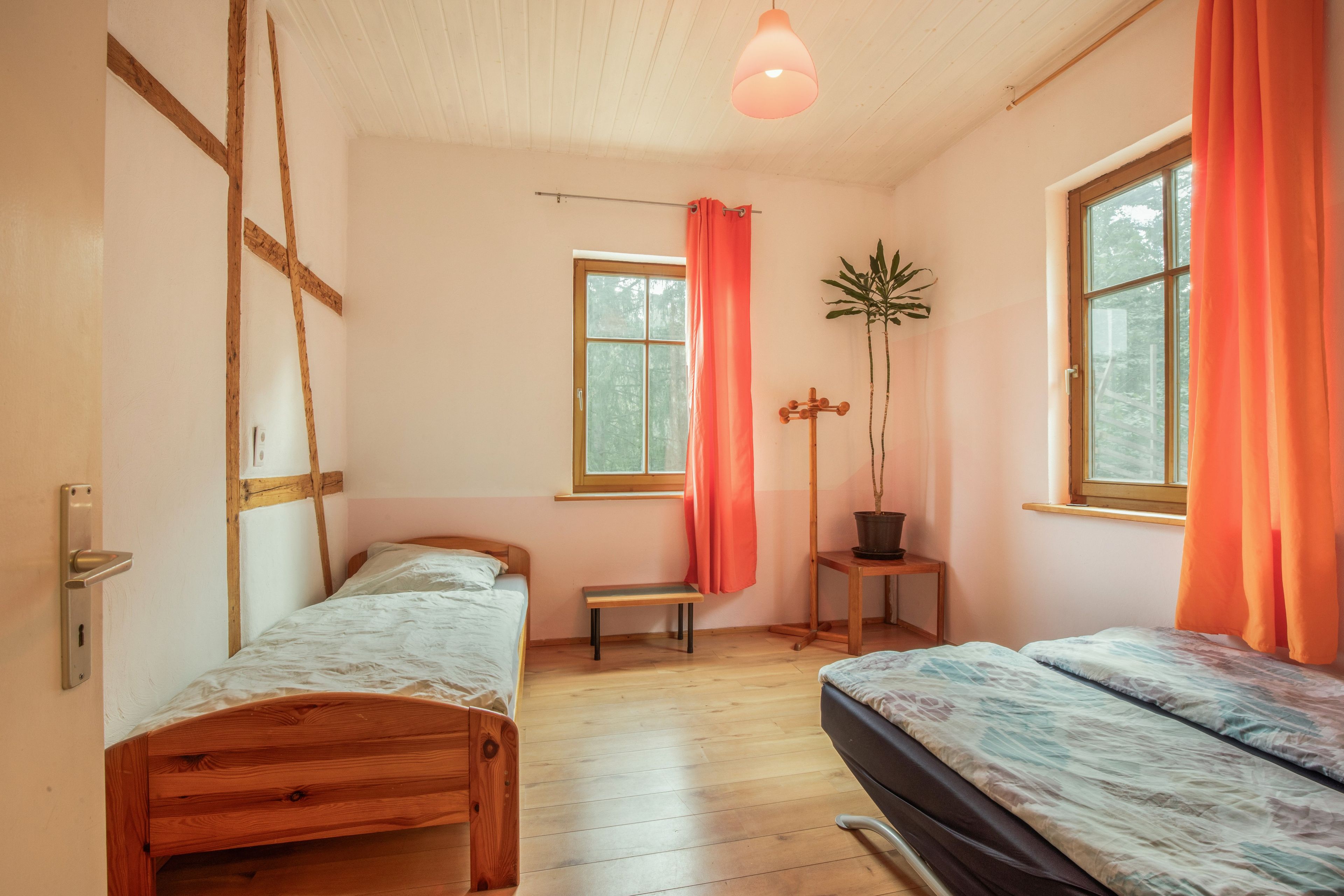 1 dormitorio, tabla de planchar con plancha, wifi y ropa de cama
