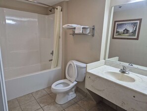 Bathroom - King Bed Accessible Non-Smoking (Chickamauga)